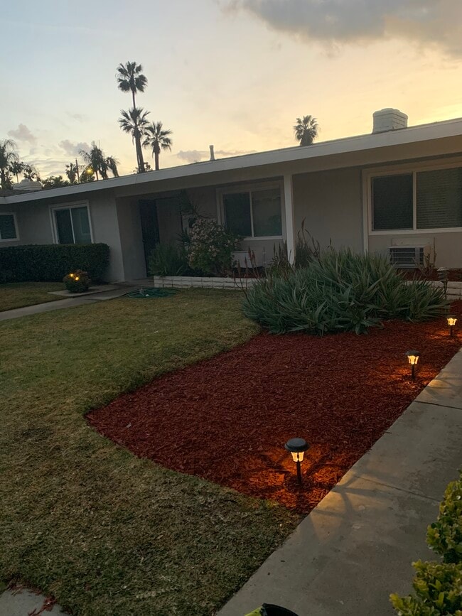 2729 W Yale Ave, Unit B in Anaheim, CA - Foto de edificio - Building Photo