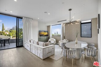 10563 Ashton Ave in Los Angeles, CA - Building Photo - Building Photo