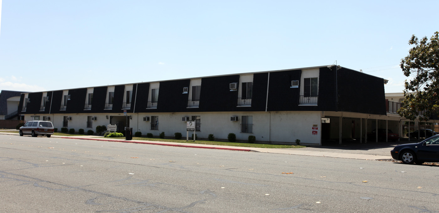 Cedarwood Apartments in Modesto, CA - Building Photo