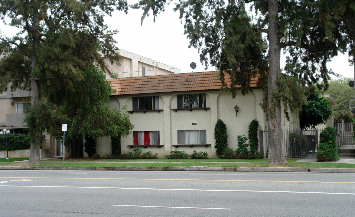 Riverside Dr. Apartments in Sherman Oaks, CA - Building Photo