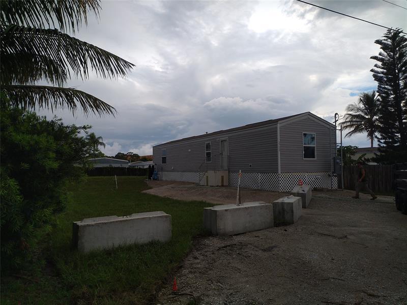 2725 SE Carroll St in Stuart, FL - Building Photo