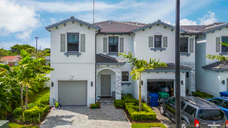 504 NW 203rd Terrace in Miami, FL - Building Photo