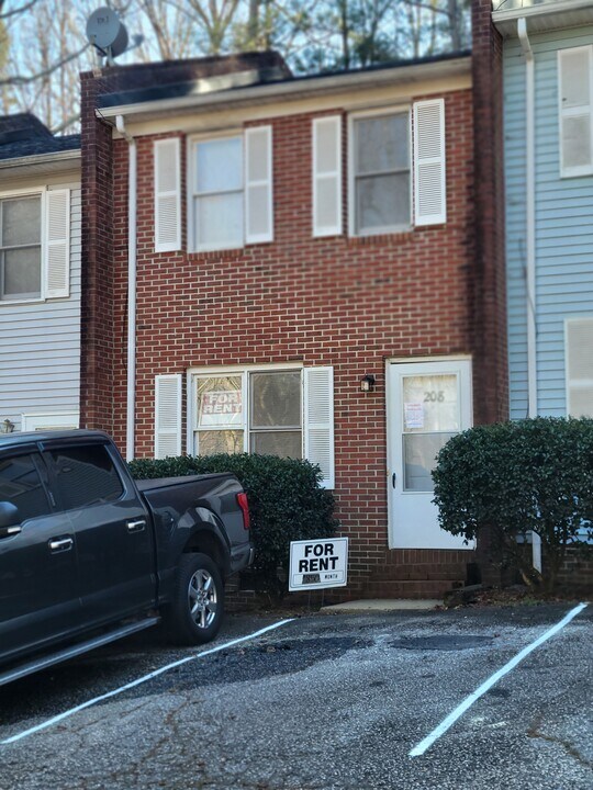 208 Glamorgan Dr in Seneca, SC - Building Photo