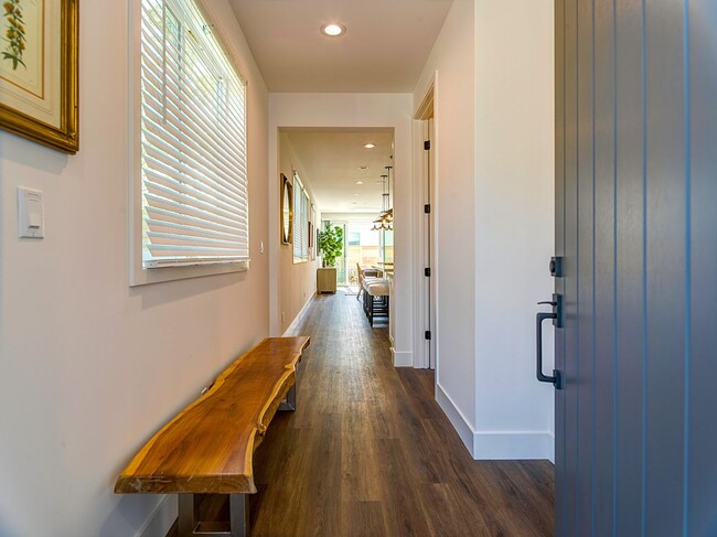 1561 S Carmelina Ave-Unit -1561 in Los Angeles, CA - Building Photo - Building Photo