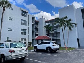 9441 Evergreen Pl, Unit 203 in Davie, FL - Foto de edificio - Building Photo
