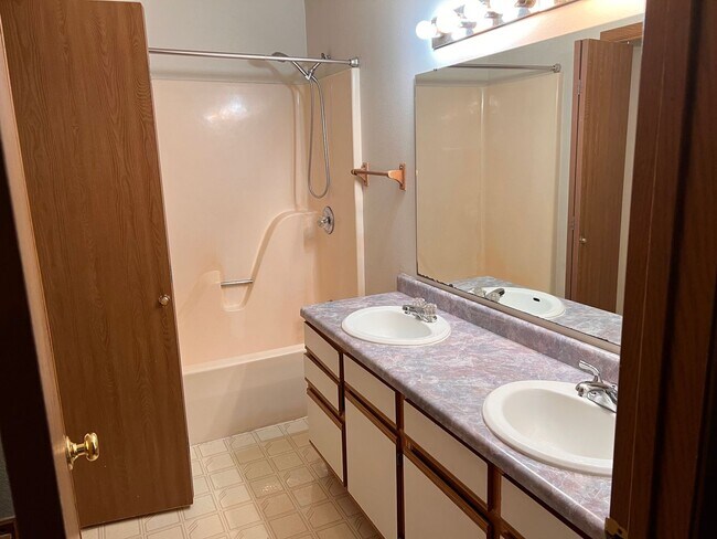 650 Orchard Ct in Iowa City, IA - Building Photo - Building Photo