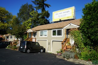 McLoughlin Courtyard Apartments in Milwaukie, OR - Building Photo - Building Photo