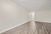 199 High St, Unit B1 in East Hartford, CT - Building Photo - Building Photo