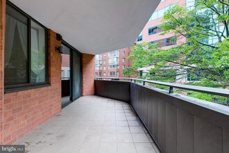 1001 N Vermont St-Unit -210 in Arlington, VA - Building Photo - Building Photo