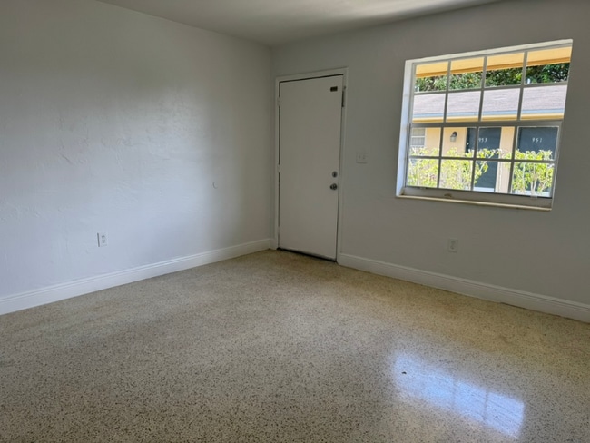 935 SW 71st Ave in Miami, FL - Building Photo - Building Photo