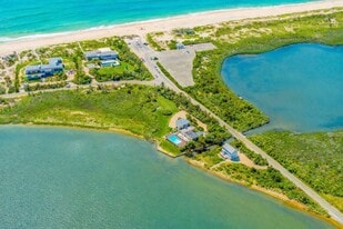 1025 Flying Point Rd in Water Mill, NY - Building Photo