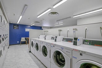 Skye at Bunker Hill in Los Angeles, CA - Foto de edificio - Building Photo