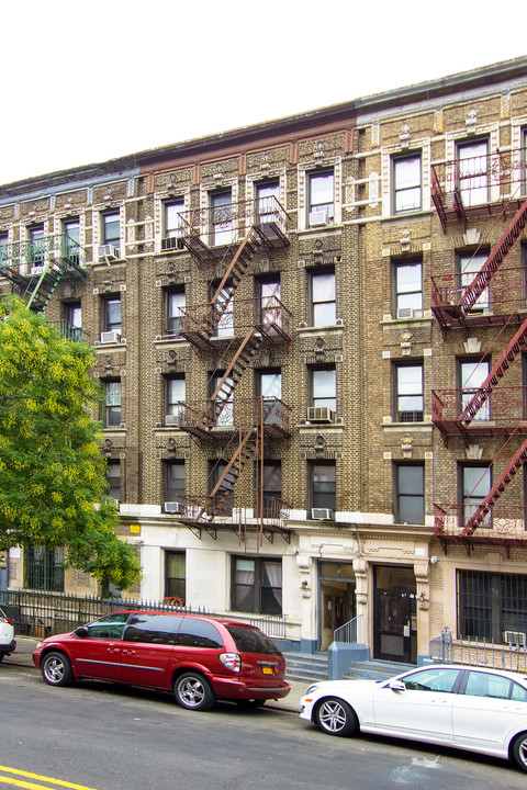 123 Post Ave in New York, NY - Building Photo