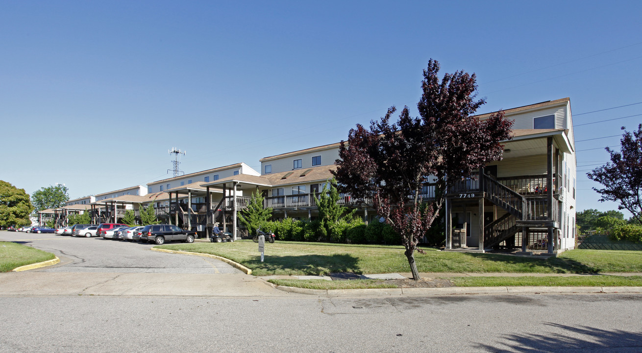 Royal Oaks Apartments in Norfolk, VA - Building Photo