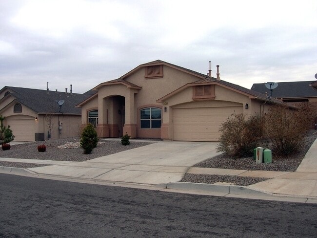 3459 Oasis Springs Rd NE in Rio Rancho, NM - Building Photo - Building Photo