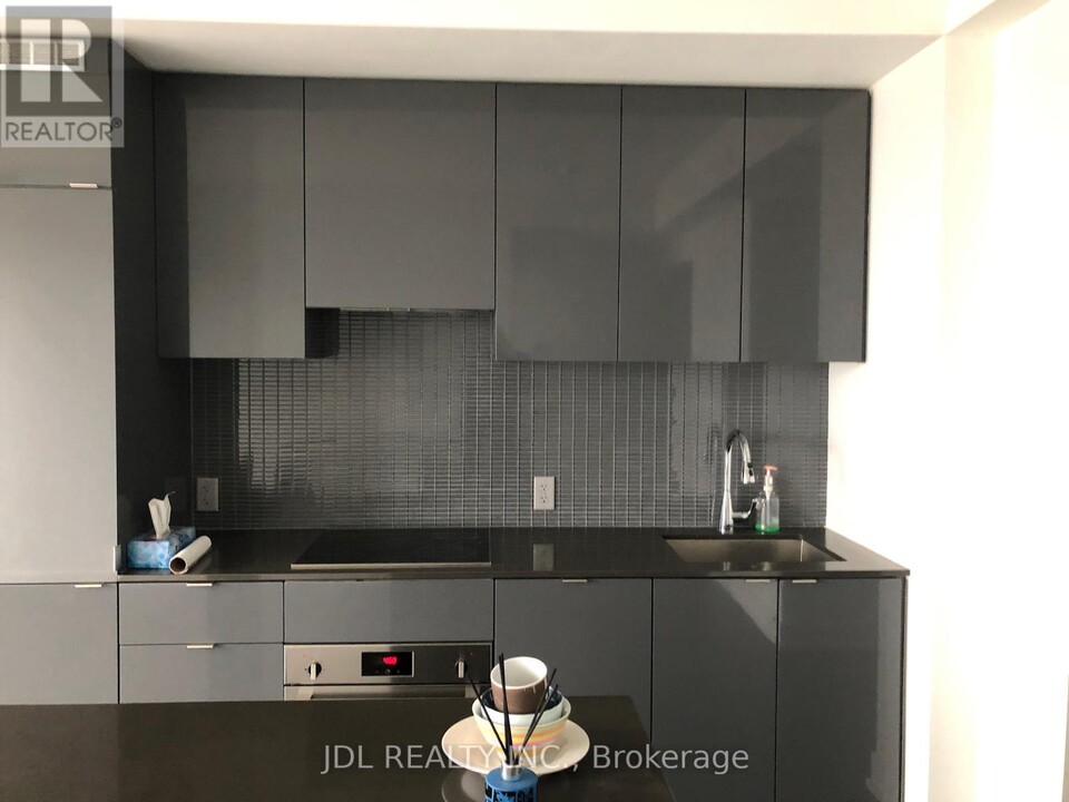 7-5007 Grenville St in Toronto, ON - Building Photo