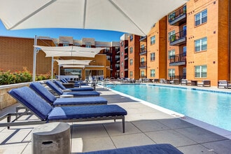 500 Station Apartments in Aurora, IL - Foto de edificio - Building Photo