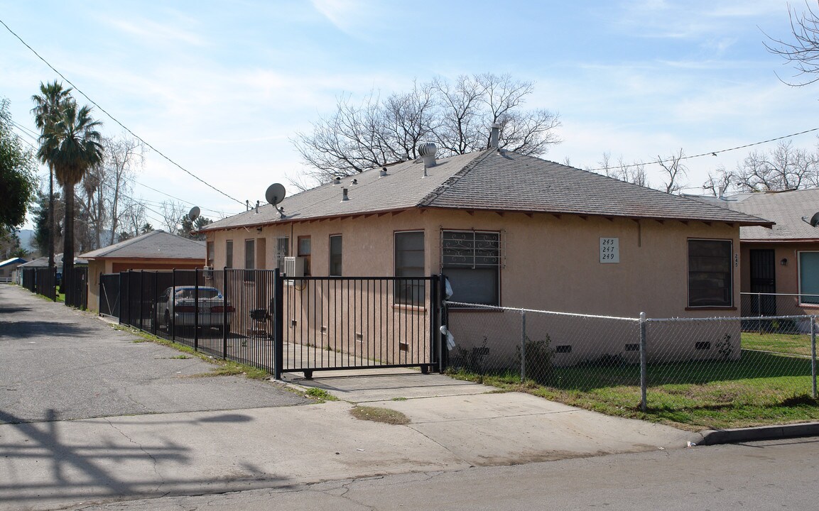 241-247 E 16th St in San Bernardino, CA - Foto de edificio