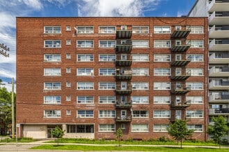 Sadler's Court Apartments in Ottawa, ON - Building Photo - Building Photo