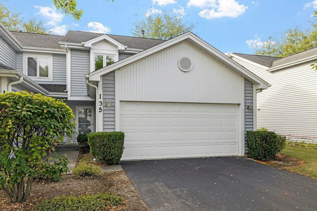 135 Hampton Ave in Westmont, IL - Building Photo