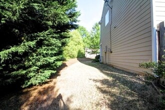 1364 Glenover Way in Marietta, GA - Foto de edificio - Building Photo