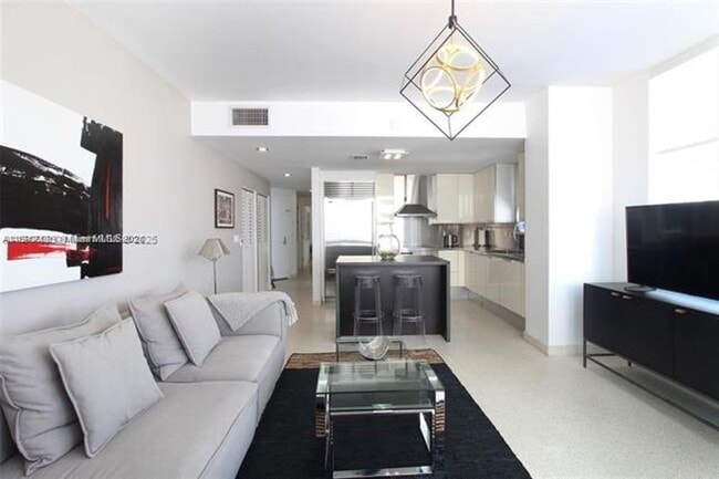 225 Collins Ave in Miami Beach, FL - Foto de edificio - Building Photo