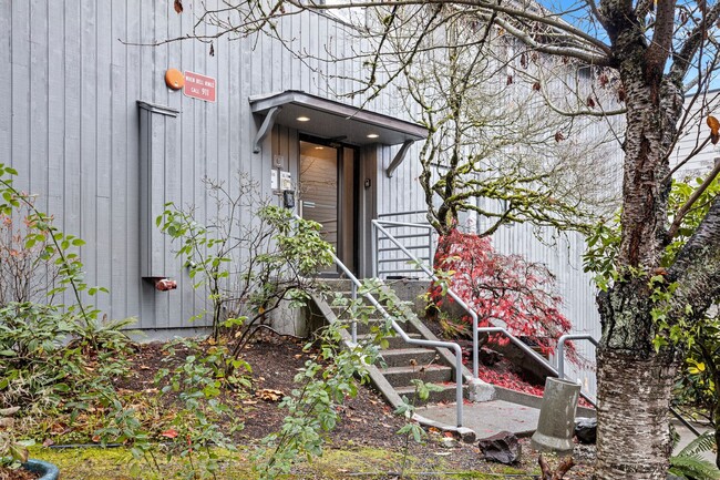 The Carriage House in Bothell, WA - Building Photo - Building Photo