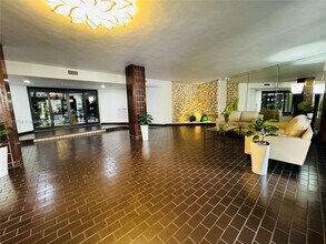 13953 Kendale Lakes Cir in Miami, FL - Building Photo - Building Photo