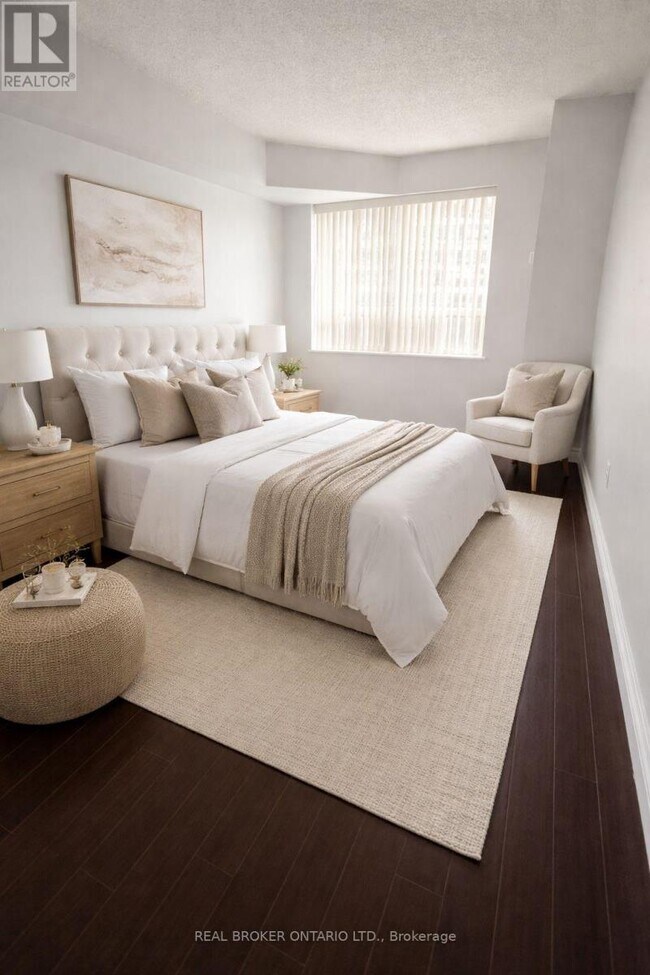 325 Webb Dr in Mississauga, ON - Building Photo - Building Photo