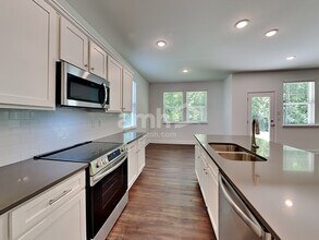 5017 Pebble Bridge Wy in Auburn, GA - Foto de edificio - Building Photo