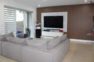 8415 NW 108th Pl in Doral, FL - Building Photo - Building Photo