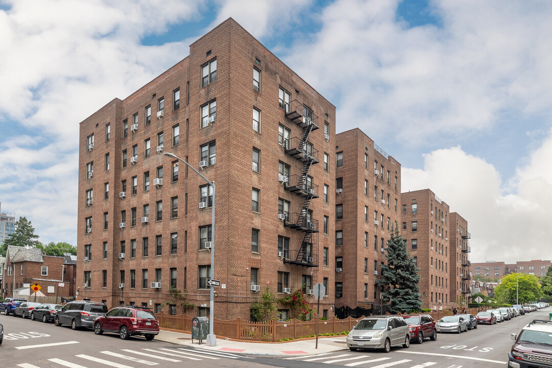 6615 Wetherole St in Flushing, NY - Foto de edificio