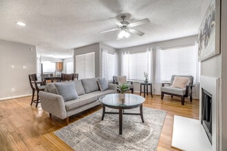 Mansions Of Shadowbriar in Houston, TX - Foto de edificio - Interior Photo