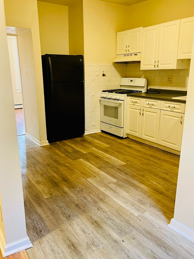 20 Wallis Ave in Jersey City, NJ - Building Photo - Building Photo