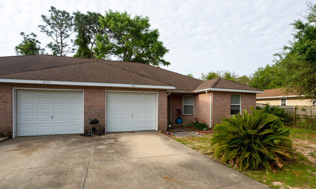 8517 Laredo St in Navarre, FL - Foto de edificio - Building Photo