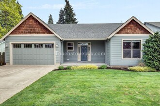 920 N Ivy St in Canby, OR - Building Photo - Building Photo