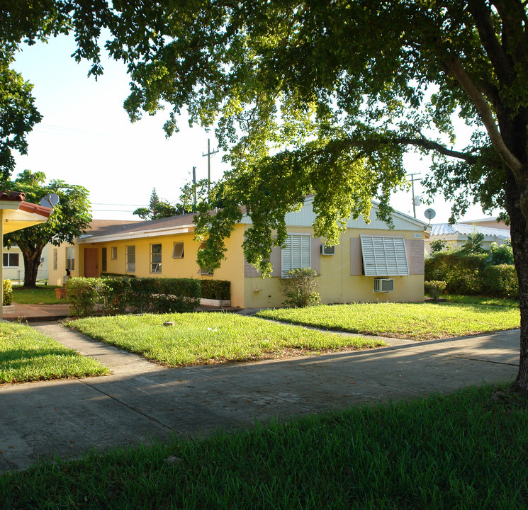 2253 NE 172nd St in North Miami Beach, FL - Building Photo