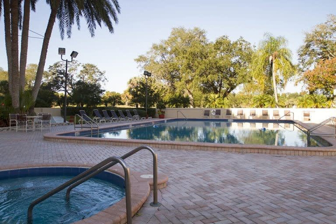 900 Cove Cay Dr in Tampa, FL - Building Photo
