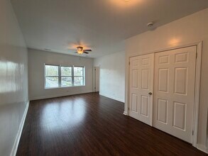 5833 W Irving Park Rd, Unit 1F in Chicago, IL - Building Photo - Building Photo