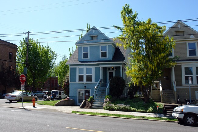 736 NE Couch St in Portland, OR - Building Photo - Building Photo