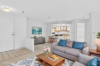 394 Ocean Ave, Unit 502 in Revere, MA - Foto de edificio - Building Photo