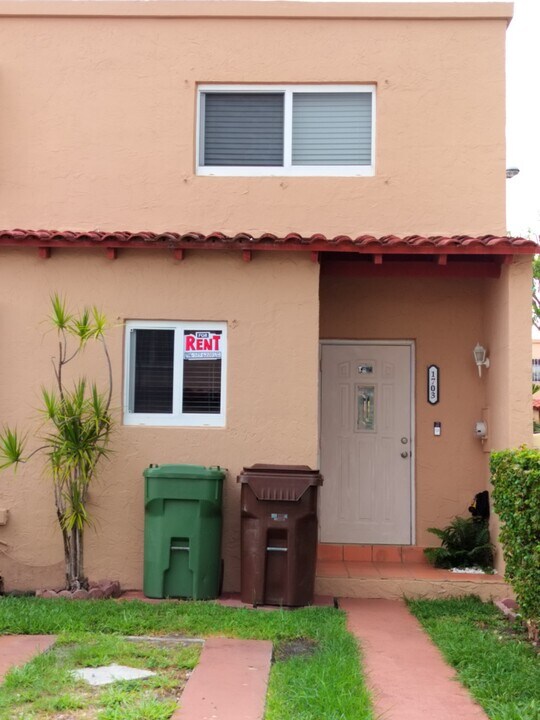 1703 W 56th Ter in Hialeah, FL - Foto de edificio