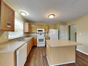 12276 Carriage Stone Dr in Fishers, IN - Foto de edificio - Building Photo