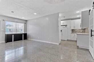 174 NE 211th St in Miami Gardens, FL - Building Photo - Building Photo