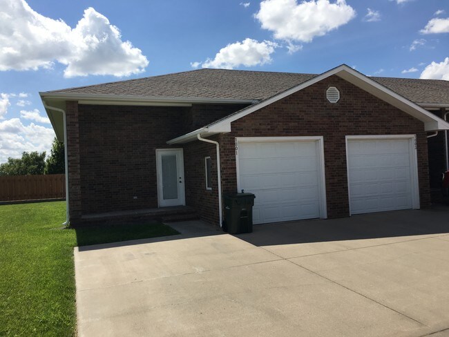 1800 E Comanche St in Dodge City, KS - Building Photo - Building Photo