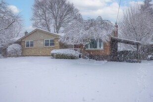 1063 Bedford Ave in Burlington, ON - Building Photo