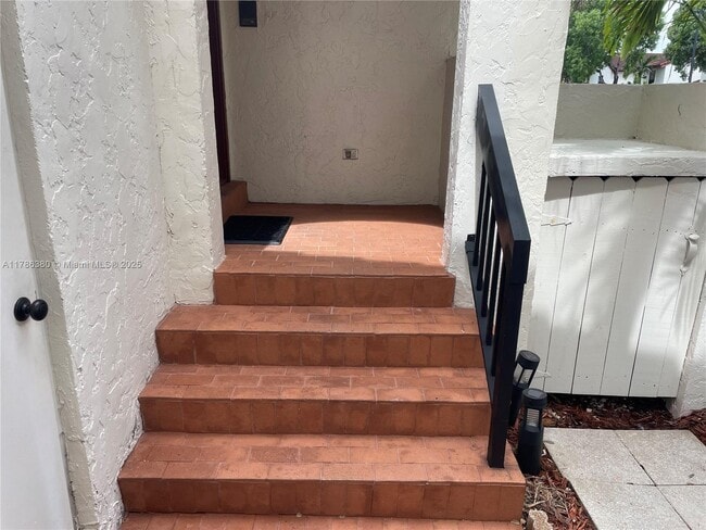 323 Ives Dairy Rd in Miami, FL - Building Photo - Building Photo
