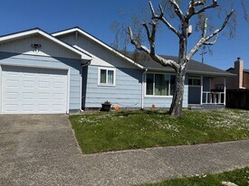 960 Maryland Ave in Coos Bay, OR - Building Photo