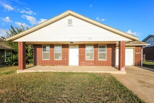 1933 Creekridge Dr in Oklahoma City, OK - Building Photo