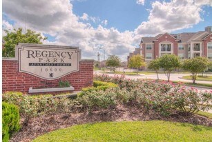 Regency Park in Houston, TX - Building Photo